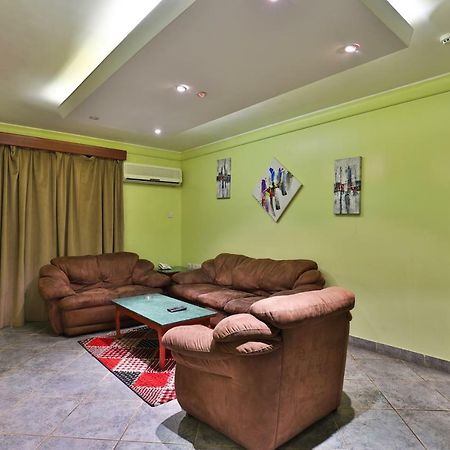 قصر اليمامة للاجنحة الفندقية-فرع السلام Riadh Exterior foto